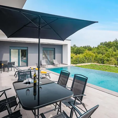 In With Outdoor Swimming Pool, Wifi&3 Bedrooms Vakantiehuis *