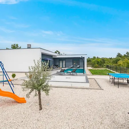 Vakantiehuis In With Outdoor Swimming Pool, Wifi&3 Bedrooms Žminj