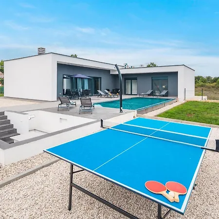 Vakantiehuis In With Outdoor Swimming Pool, Wifi&3 Bedrooms